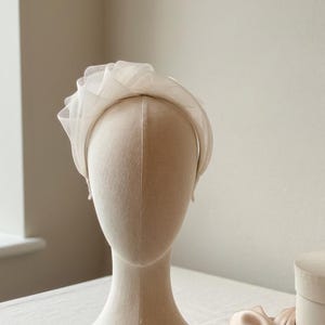 ivory fascinator hat, feather style headpiece for weddings, race day events and mother of the bride outfit, ascot, Kentucky derby, mother of groom headpiece, chester, haydock, York, newmarket, dubai cup, rugby 7s, ladies day, U.S races, grand national, Epsom, goodwood,  Belmont, breeders cup, church hat, bridal shower, garden party, Melbourne cup