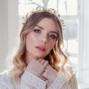Flower Bridal Headpiece, Gold Leaf Tiara, Pearl Hair Crown, Wedding Hair Accessory, Boho Bride, Floral Wedding Hair Piece, Wedding Headband