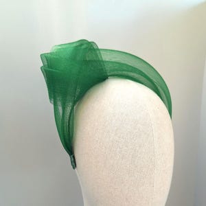 Green fascinator, Event headpiece, Wedding guest hair accessory, Forest headband, hat alternative, 1920s hair decoration, mother of bride