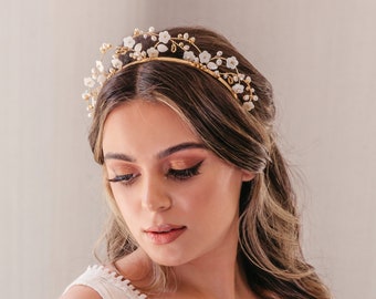 Romantic bridal headpiece with flowers, Pearl wedding headband, Unique floral hairpiece, Statement boho tiara, Summer bridal accessories