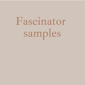 Op de afbeelding: Tekst die "Fascinator samples" zegt in bruin lettertype op een licht beige achtergrond.