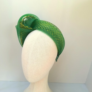 Green fascinator with a gold sparkle, wedding guest, mother of the bride, races hatinator, handmade headpiece, unique hairpiece