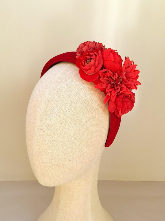 Alternativa al fascinator rosso, accessorio per capelli da gara