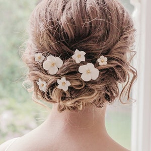 Rustic Bridal Hair Pins, White Flower Hair Accessories, Wedding Hairpiece for Updo, Modern Floral Headpiece, Classic Bride Accessory