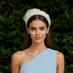 ivory fascinator hat, feather style headpiece for weddings, race day events and mother of the bride outfit, ascot, Kentucky derby, mother of groom headpiece, chester, haydock, York, newmarket, dubai cup, rugby 7s, ladies day, U.S races, grand national, Epsom, goodwood,  Belmont, breeders cup, church hat, bridal shower, garden party, Melbourne cup