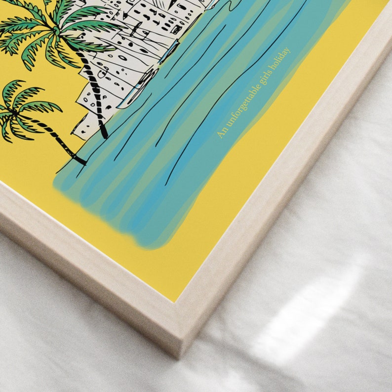 K&ouml;nnte beinhalten: Eine gerahmte Illustration einer tropischen Szene mit Palmen, Geb&auml;uden und blauem Wasser. Der Text "An unforgettable girls' holiday" steht in der rechten unteren Ecke.