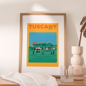 K&ouml;nnte beinhalten: Ein gelber und gr&uuml;ner illustrierter Poster mit dem Text "Tuscany, Italy" oben. Der Poster zeigt eine stilisierte Landschaft mit sanften H&uuml;geln, einer kleinen Stadt und einer untergehenden roten Sonne in der Ferne.