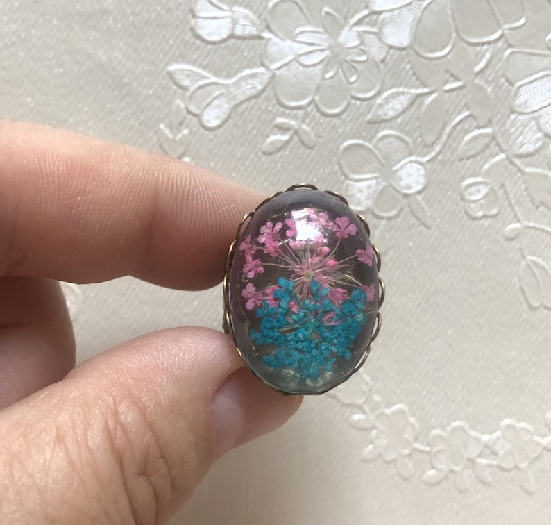 Vintage style ring in bronze toned watermark with cameo of real dried flowers 5 colors