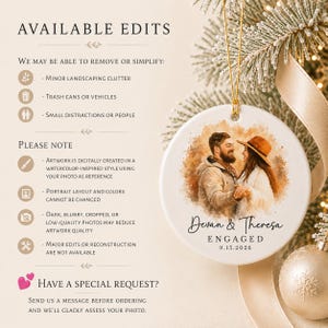K&ouml;nnte beinhalten: Runder Keramik-Weihnachtsschmuck mit einem Aquarell-Bild eines Paares, mit dem Text "Devan & Theresa ENGAGED 9.15.2026". Der Schmuck h&auml;ngt an einem goldenen Faden, mit Text auf der linken Seite.