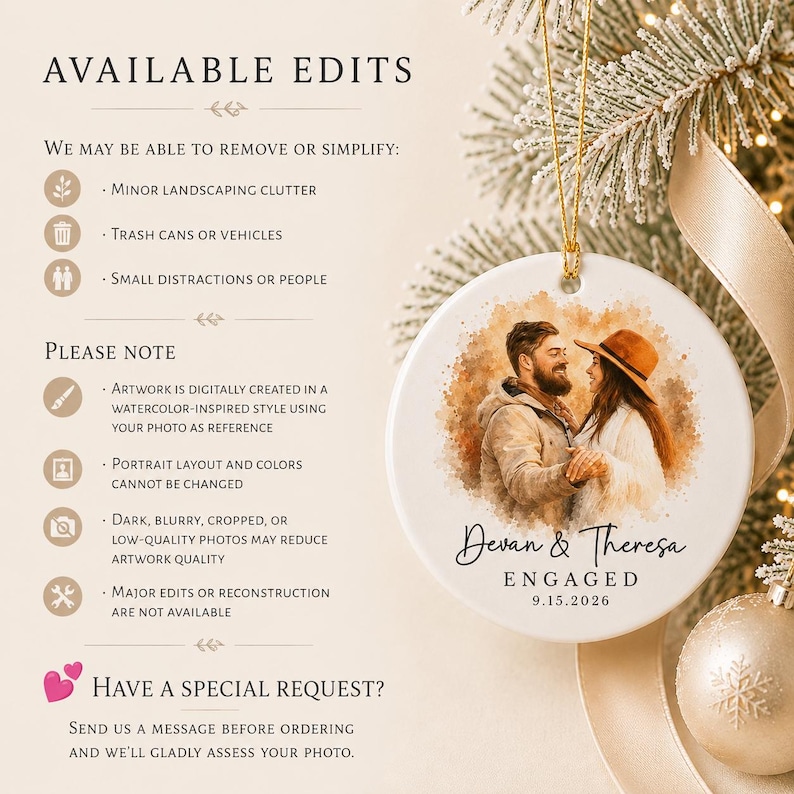 K&ouml;nnte beinhalten: Runder Keramik-Weihnachtsschmuck mit einem Aquarell-Bild eines Paares, mit dem Text "Devan & Theresa ENGAGED 9.15.2026". Der Schmuck h&auml;ngt an einem goldenen Faden, mit Text auf der linken Seite.