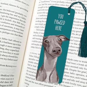 K&ouml;nnte beinhalten: Tealblauer Lesezeichen mit einer Illustration eines grauen italienischen Windhundes. Das Lesezeichen hat den Text "You Pawsed Here" in Wei&szlig;.