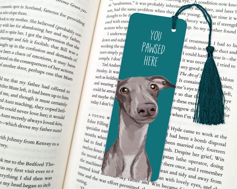 K&ouml;nnte beinhalten: Tealblauer Lesezeichen mit einer Illustration eines grauen italienischen Windhundes. Das Lesezeichen hat den Text "You Pawsed Here" in Wei&szlig;.