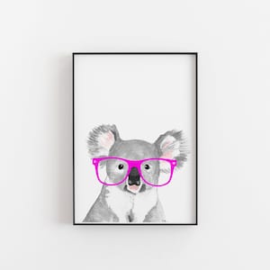 以下が含まれることがあります： ピンクの眼鏡をかけたコアラの水彩画。コアラは直接鑑賞者を見つめている。背景は白です。