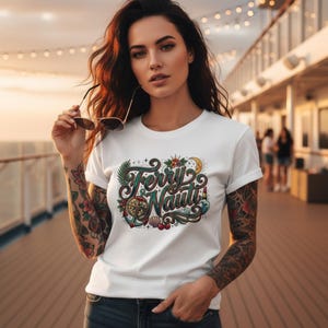 以下が含まれることがあります： 黒い持ち手と「But First, Coffee」の文字が黒い手書き風フォントで書かれた白いセラミックマグ。マグカップは白い表面に置かれています。