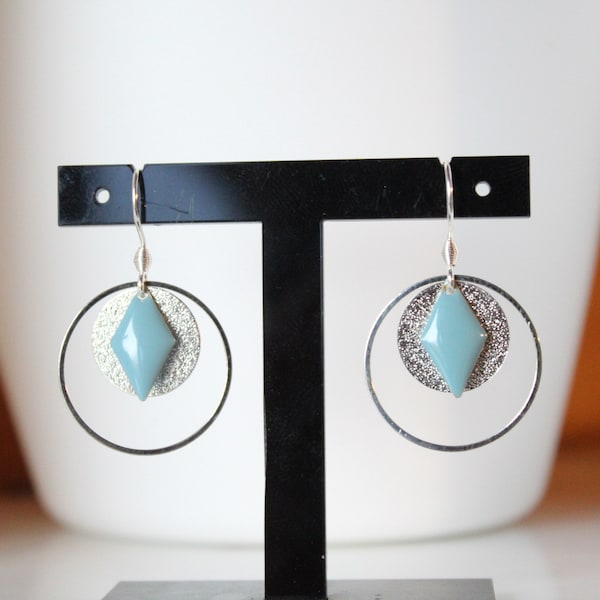 Boucles d'oreilles bleu ciel, sequin émaillé, losange, rond argenté effet pailleté, bijou minimaliste