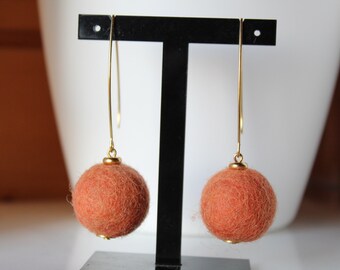 boucles d'oreille rose corail, perle de laine feutrée, tendance, fait main, idée cadeau, anniversaire