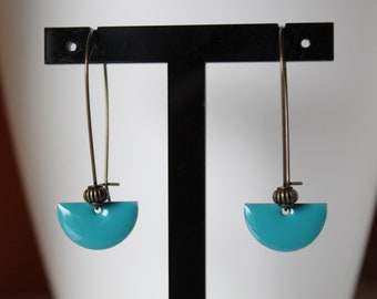 boucles d'oreille dormeuse bleu turquoise, sequin émaillé demi lune, bijou minimaliste, fait main, idée cadeau, mariage, anniversaire