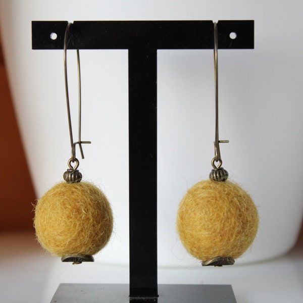 boucles d'oreille laine feutrée, jaune moutarde, bijou tendance, fait main, idée cadeau, anniversaire