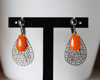 Boucles d'oreilles clips orange, goutte lasercut argenté, pendante, idée cadeau, anniversaire, noël