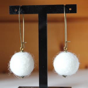 boucles d'oreille laine feutrée, blanche, bijou tendance, fait main, idée cadeau, anniversaire