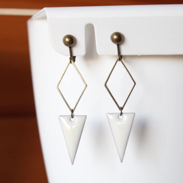 boucles d'oreilles clips blanc, clips graphique, sequins émaillés triangle, losange bronze, idée cadeau, anniversaire