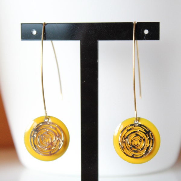 boucles d'oreille jaune et dorées, sequin émaillé, estampe ajourée dorée, bijou minimaliste, idée cadeau, anniversaire, noël