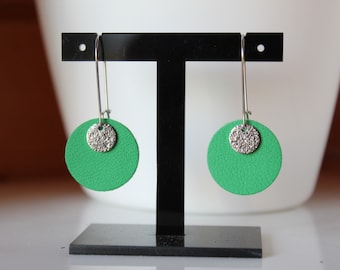 boucles d'oreille cuir vert vif et sequin argenté, cuir d'agneau, bijou minimaliste, idée cadeau, anniversaire, noël