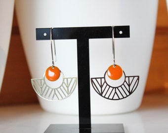 boucles d'oreille orange, sequin émaillé goutte, breloque demi cercle argenté, bijou minimaliste, cadeau, anniversaire, noël