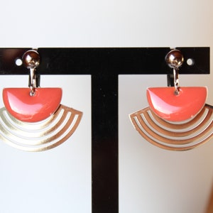 Boucles d'oreilles clips corail, éventail, sequin émaillé, bijou minimaliste, bijou de créateur, idée cadeau, noël, anniversaire