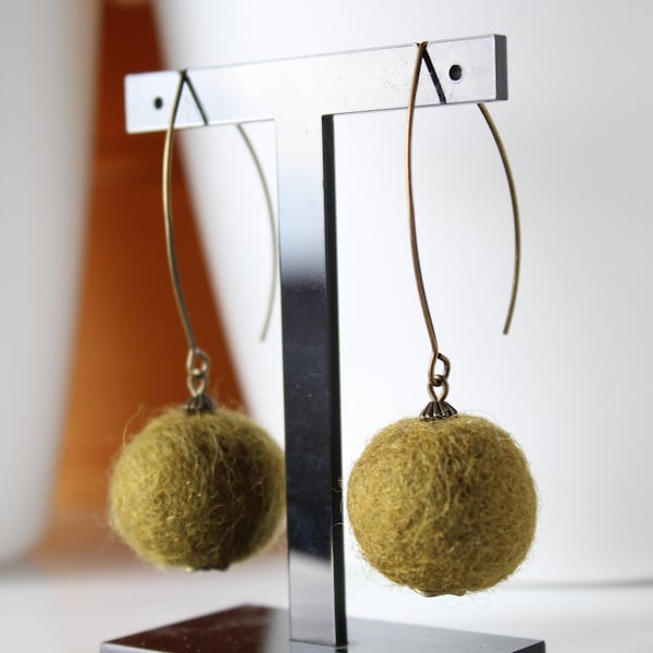 boucles d'oreille vert olive, perle de laine feutrée, tendance, fait main, idée cadeau, anniversaire