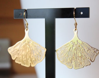 Boucles d'oreilles feuille de ginkgo dorée, idée cadeau, anniversaire, noël, mariage, bijou minimaliste, élégant