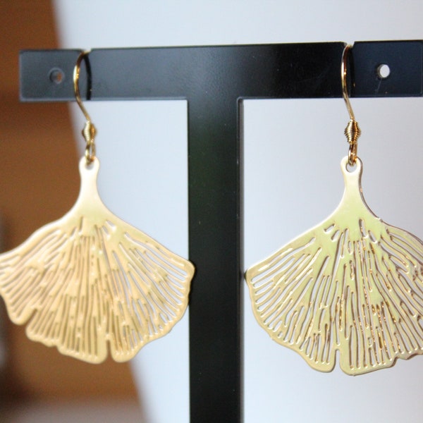 Boucles d'oreilles feuille de ginkgo dorée, idée cadeau, anniversaire, noël, mariage, bijou minimaliste, élégant