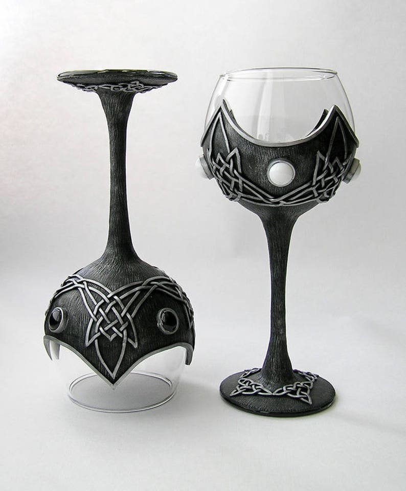Готика вино. Чаша готическая. Бокалы в готическом стиле. Бокалы в готическом стиле. Вино готическое.