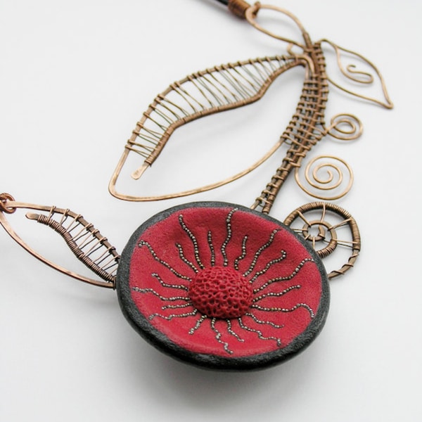 Handgemachte Halskette fantastische Blume rot und schwarz auf einem Lederband von roten und schwarzen Farben