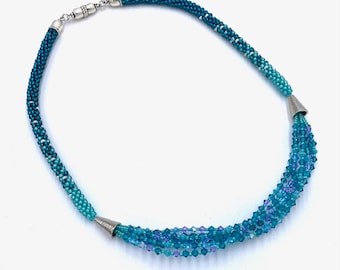 Collier effervescent, 22 pouces, collier de perles Kumihimo. Couleurs bleu océan