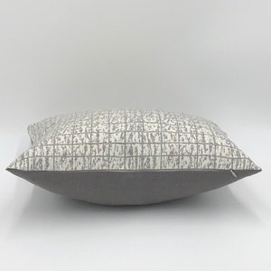 Quadrati geo su due lati, grigio argenteo, grigio, avorio, cotone, lino, tela, peso medio pesante, interno, cuscino decorativo