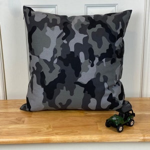 Camouflage Kissen, Schwarz und 3 Grautöne, 45 cm x 45 cm, Innenbereich, Kinderzimmer