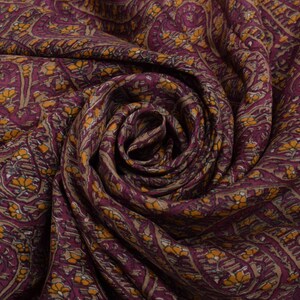 Sari vintage viola Sushila in 100% pura seta stampata con motivo Paisley, tessuto morbido per l'artigianato, da indossare o per scopi artigianali.