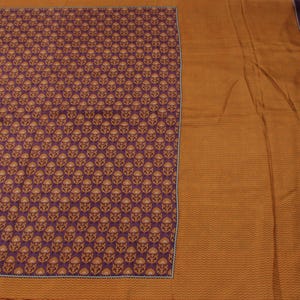 Sari vintage viola Sushila, 100% seta pura, tessuto morbido con stampa floreale, da indossare o per lavori artigianali.