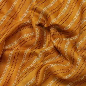 Sari vintage color senape di Sushila, 100% pura seta, tessuto indiano morbido stampato, da indossare o per scopi artigianali.