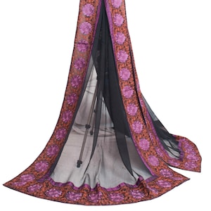 Sushila vintage zwarte chiffon dupatta stola met geborduurde bloemenpatch om te dragen of te knutselen