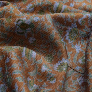 Sari vintage Sushila 100% seta pura stampata floreale morbido 5 iarde tessuto sari artigianale per indossare o per scopi artigianali
