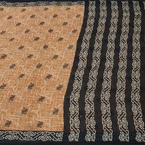 Sari vintage marrone Sushila, 100% puro cotone, tessuto indiano morbido stampato, da indossare o per scopi artigianali.