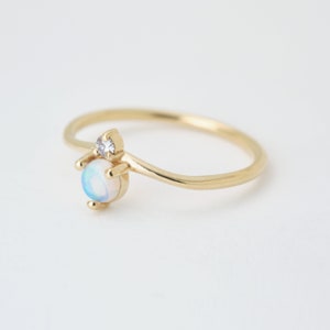 White Opal and Diamond Ring in 14K solid gold, Australian Opal and quality VS diamond