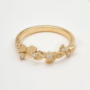 Leaf Diamond 14K Gold Ring: Floral Wedding Band
