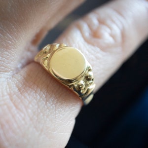 Vintage style Signet Ring - Personalized and engraved in 8K solid gold