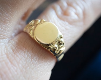 Vintage style Signet Ring - Personalized and engraved in 8K solid gold