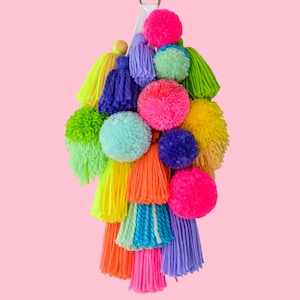 Yarn tassels pompom wallhanging / nursery decor / baby shower decorations / kids room decor / boho kids decor / boho nursery / dipdye tassel