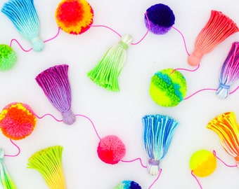 Yarn tassel pompom garland / tassel garland / pompom garland / rainbow garland / nursery decor / boho nursery / kids room wallhanging / boho
