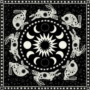以下が含まれることがあります： 黒と白の正方形のデザインで、天体のウサギ、月、星、中央のサンバーストが特徴です。ウサギは星と月で飾られています。境界線は星で裏打ちされています。画像は天体のテーマを持っています。